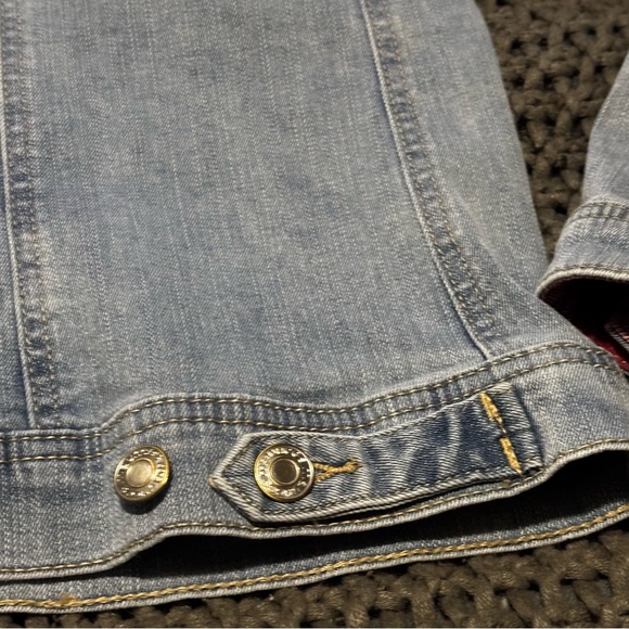 🧥 Distressed Denim Jacket with Plaid Lined Hood - Medium Wash M - Picture 5 of 14